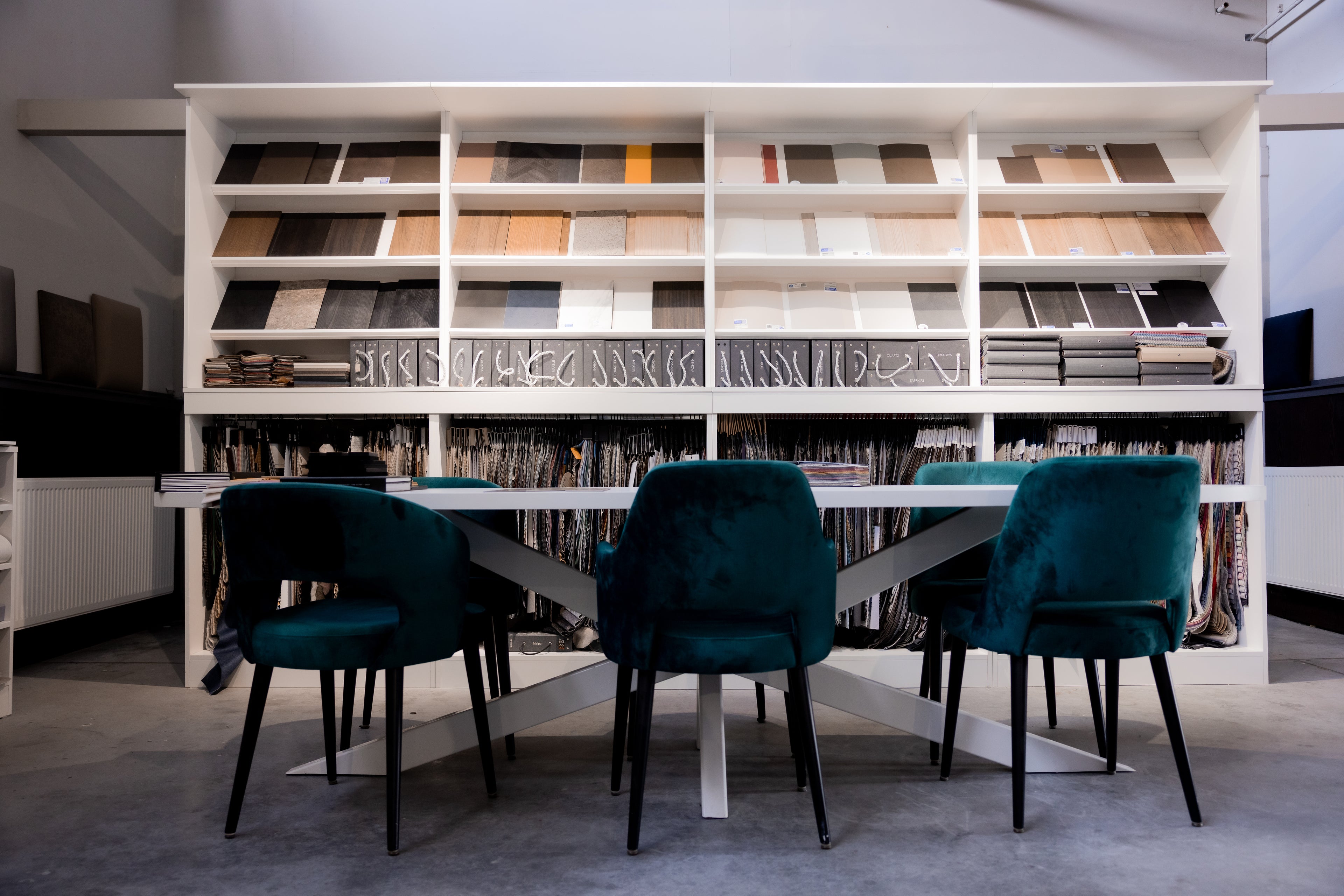 Een kast met stoffen en stalen