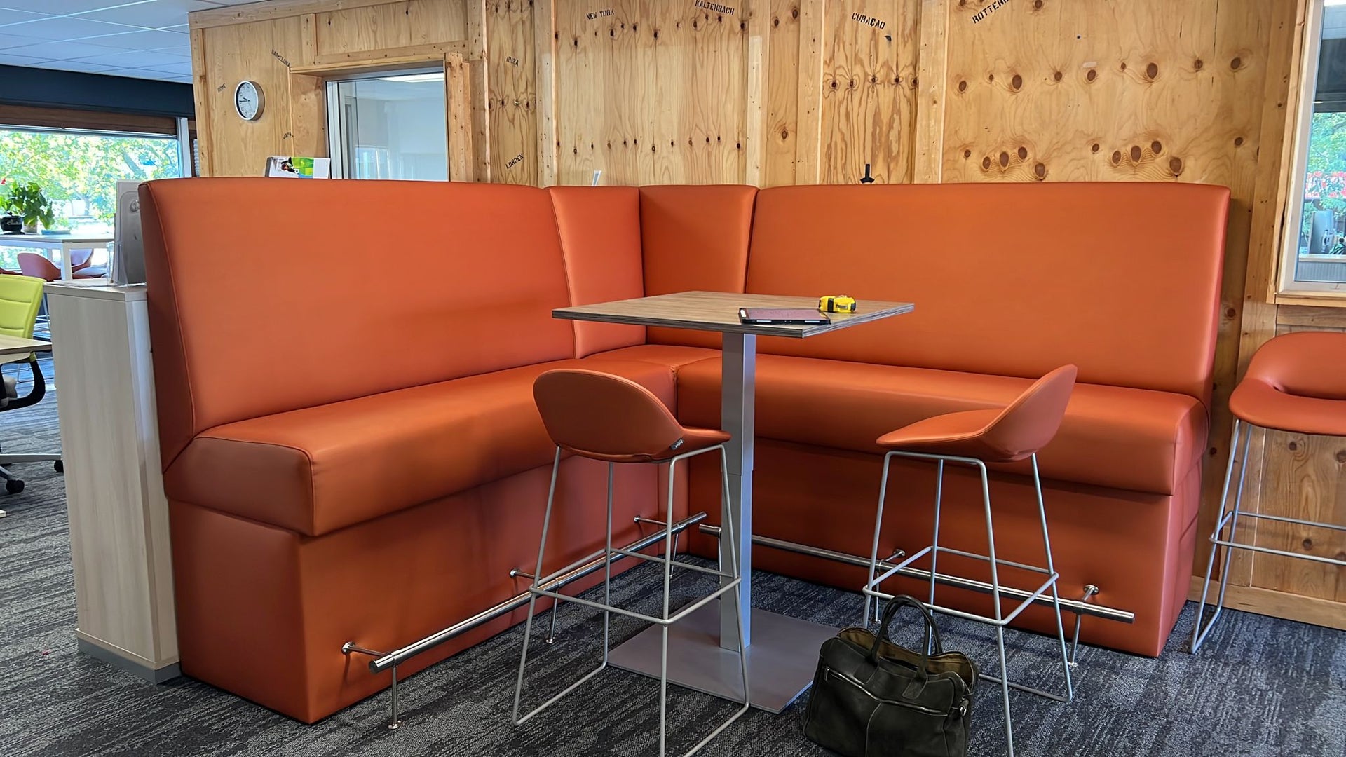 Horeca Barbank MBB-05 – Maatwerk Barbank met Verticale Banen