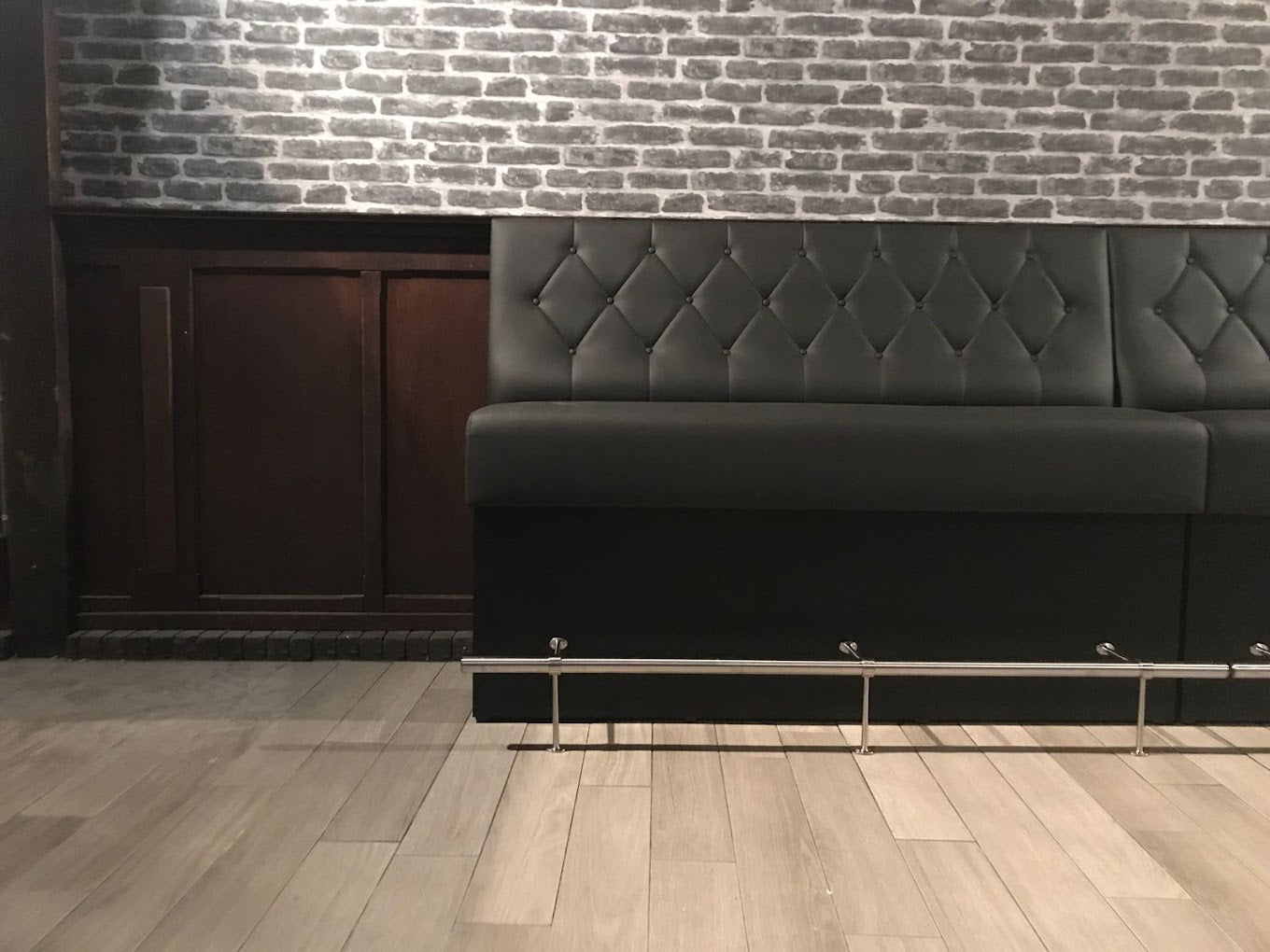 Horeca Barbank MBB-04 – Maatwerk barbank met verticale banen